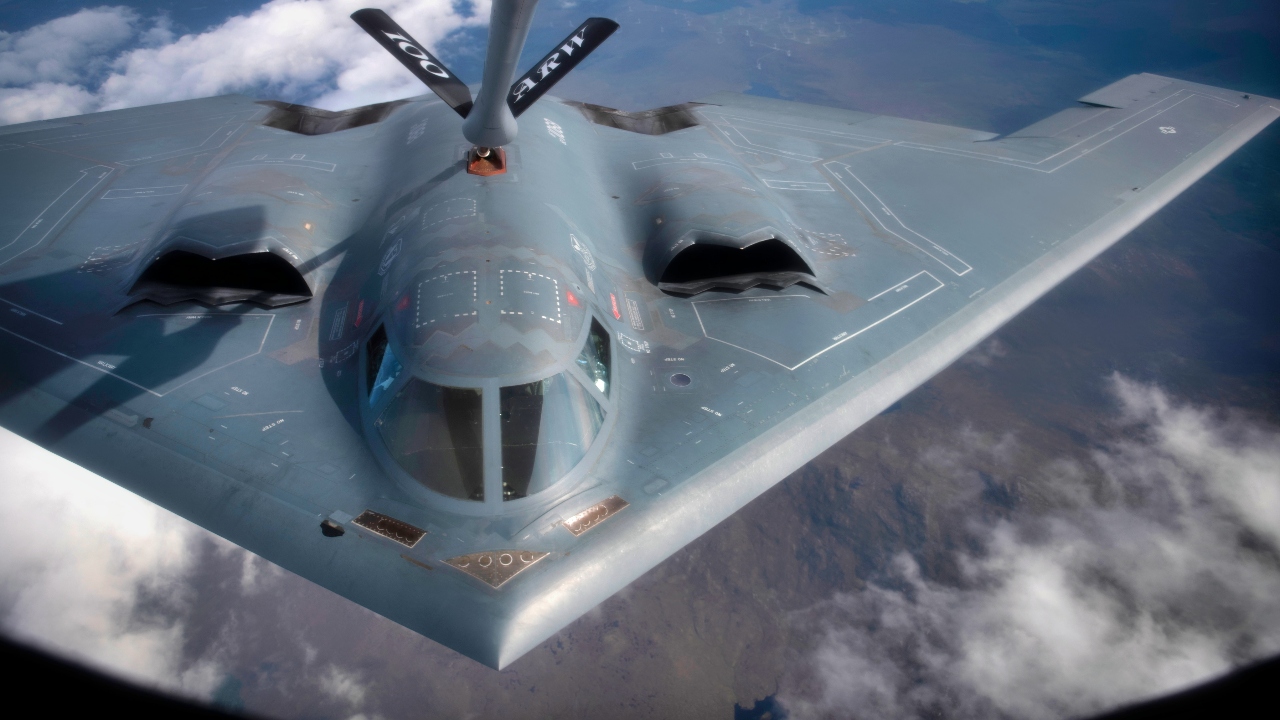 یک B-2 Spirit نیروی هوایی ایالات متحده که به بال بمب 509، پایگاه نیروی هوایی وایتمن، میسوری اختصاص داده شده است، توسط یک KC-135 Stratotanker اختصاص داده شده به اسکادران سوختگیری هوایی 351، RAF Mildenhall، در طول تمرینات آموزشی نیروی ضربتی بمبافکن، با شریک رزمایش 29، 20 آگوست، سوختگیری میشود. کشورها و سایر واحدهای نیروی هوایی ایالات متحده به آمادگی جهانی کمک می کند و تقویت می کند روابط پایدار و استراتژیک در سراسر تئاتر. (عکس نیروی هوایی ایالات متحده توسط گروهبان فنی Emerson Nuñez)