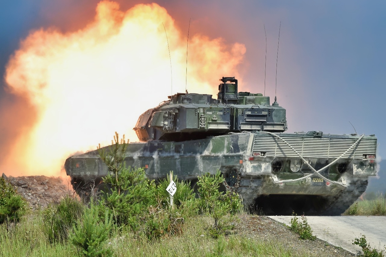 Swedish soldiers with the Wartofta Tank Company, Skaraborg Regiment in a Stridsvagn 122 main battle tank conduct the defensive operations lane during the Strong Europe Tank Challenge, June 7, 2018. U.S. Army Europe and the German Army co-host the third Strong Europe Tank Challenge at Grafenwoehr Training Area, June 3 - 8, 2018. The Strong Europe Tank Challenge is an annual training event designed to give participating nations a dynamic, productive and fun environment in which to foster military partnerships, form Soldier-level relationships, and share tactics, techniques and procedures. (U.S. Army photo by Gertrud Zach)