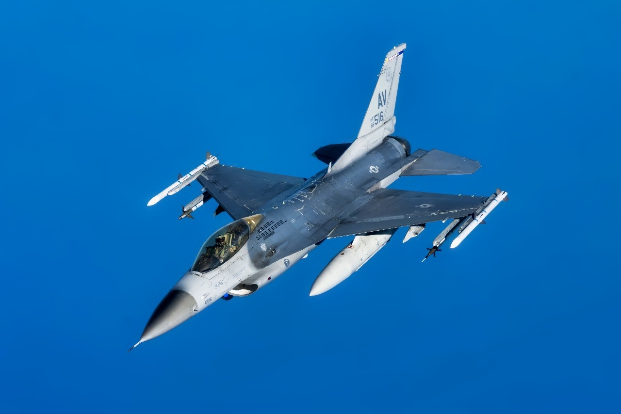 A U.S. Air Force F-16 Fighting Falcon from the 31st Fighter Wing, Aviano Air Base, Italy, descends after receiving fuel from a KC-135 Stratotanker from the 100th Air Refueling Wing, RAF Mildenhall, England, over the Adriatic Sea, Aug 7, 2025. The F-16 is a compact, highly maneuverable multi-role fighter aircraft with robust air-to-air combat and air-to-surface attack capabilities. (U.S. Air Force photo by Senior Airman Christopher Campbell)