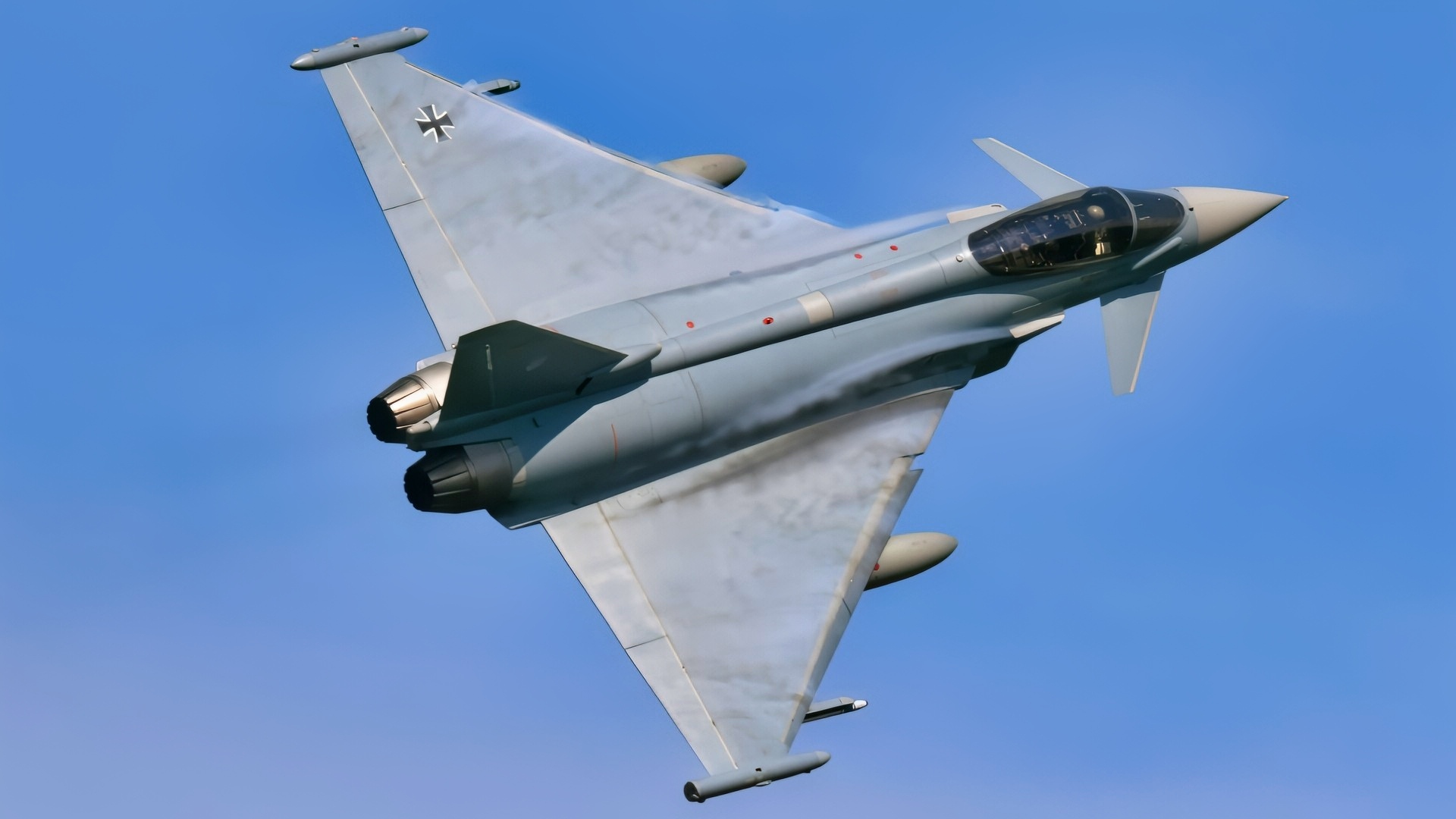 A German Air Force pilot, assigned to the German Air Force Weapons School, conducts strafing runs with an Eurofighter Typhoon in conjunction with U.S. Air Force Joint Terminal Attack Controller assigned to 2d Air Support Operations Squadron identifying targets on the ground at the 7th Army Training Command’s Grafenwoehr Training Area, Germany, June 9, 2021. (U.S. Army photo by Gertrud Zach)