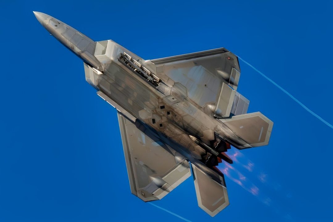 The U.S. Air Force Sent a Fleet of F-22 Raptor Stealth Fighters Into ...