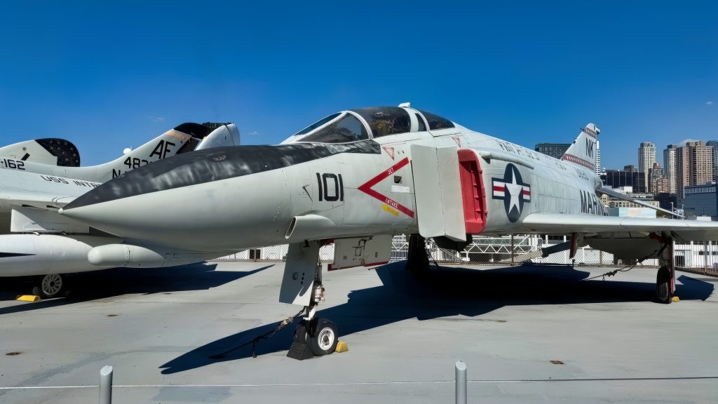 Modern Fighting Aircraft： F-4　Phantom II The F-4 Phantom II Fighter Has a Message for the U.S.