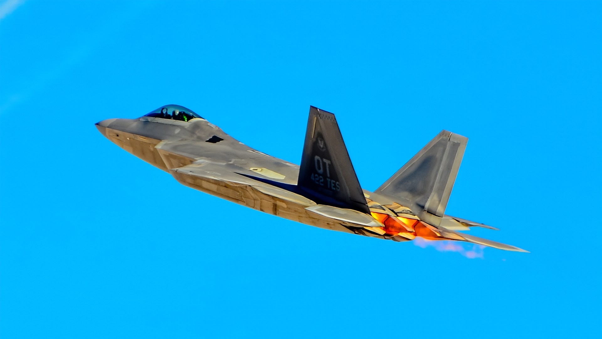 F-22 Raptor Stealth Fighter Flying