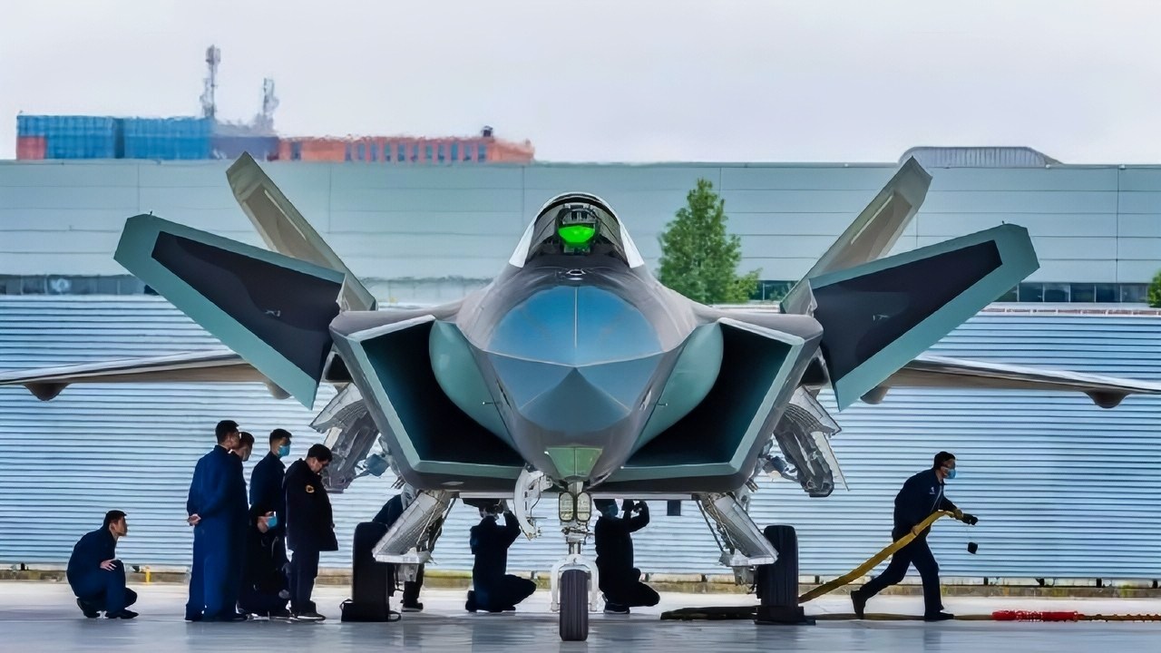 J-20 Fighter Fueling Up