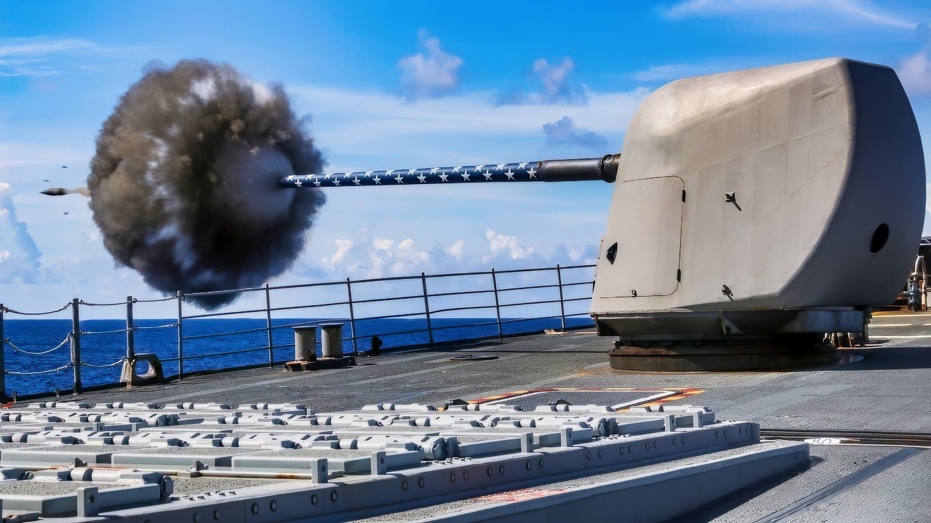 250728-N-BT947-3272 PACIFIC OCEAN (July 29, 2025) The Ticonderoga-class guided-missile cruiser USS Princeton (CG 59) fires its forward Mark 45 5-inch gun during a weapons maintenance shoot, July 29, 2025. The Carl Vinson Carrier Strike Group is underway conducting routine operations in the U.S. 3rd Fleet area of operations. (U.S. Navy photo by Mass Communication Specialist 1st Class Jacob I. Allison)