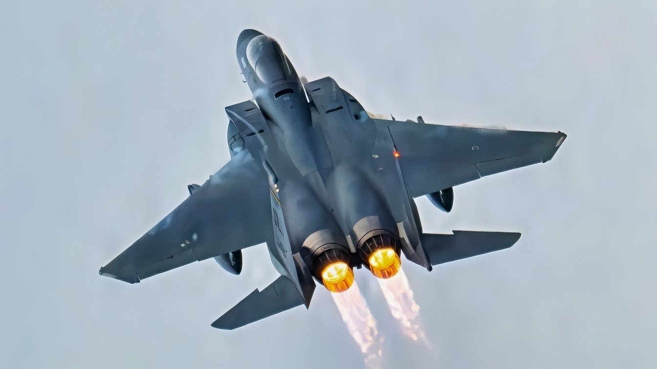 A Louisiana Air National Guard F-15C Eagle streaks above the Ohio River during the Thunder Over Louisville air show in Louisville, Ky., April 18, 2026. More than a dozen military aircraft performed during the show, including four Kentucky Air National Guard C-130J Super Hercules from the Louisville-based 123rd Airlift Wing and two UH-60 Black Hawks from the Kentucky Army National Guard’s Frankfort-based 63rd Theater Aviation Brigade. (U.S. Air National Guard photo by Dale Greer)