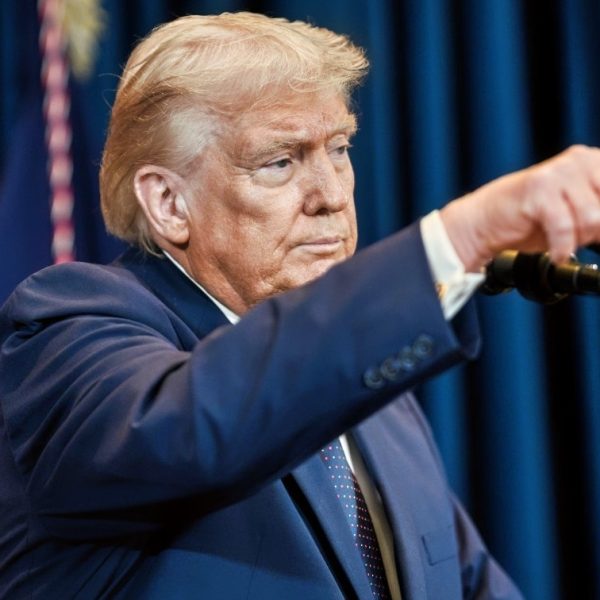 President Donald J. Trump visits the El Arepazo Doral restaurant, Monday, March 9, 2026, in Miami, Florida. (Official White House Photo by Daniel Torok)