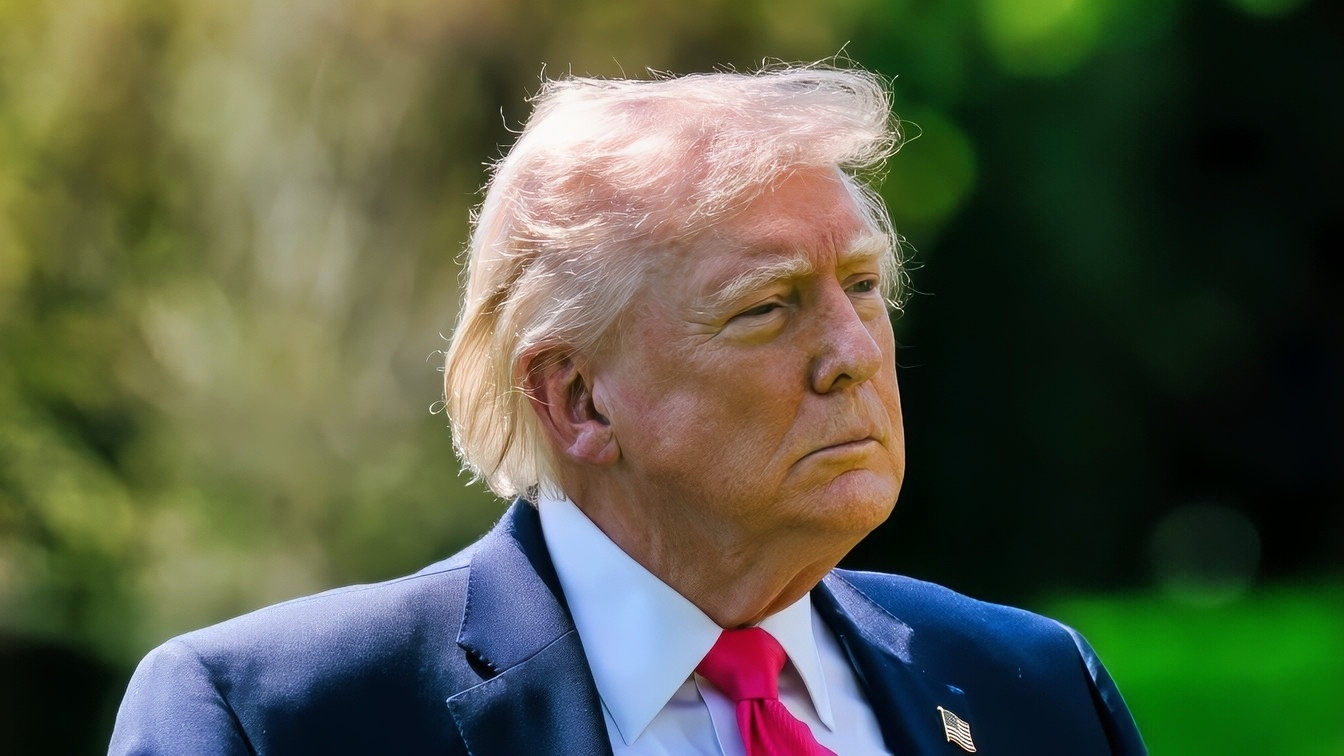 President Donald J. Trump speaks with members of the media before boarding Marine One on the South Lawn of the White House, Thursday, April 16, 2026, en route Joint Base Andrews for a trip to Las Vegas. (Official White House Photo by Molly Riley)
