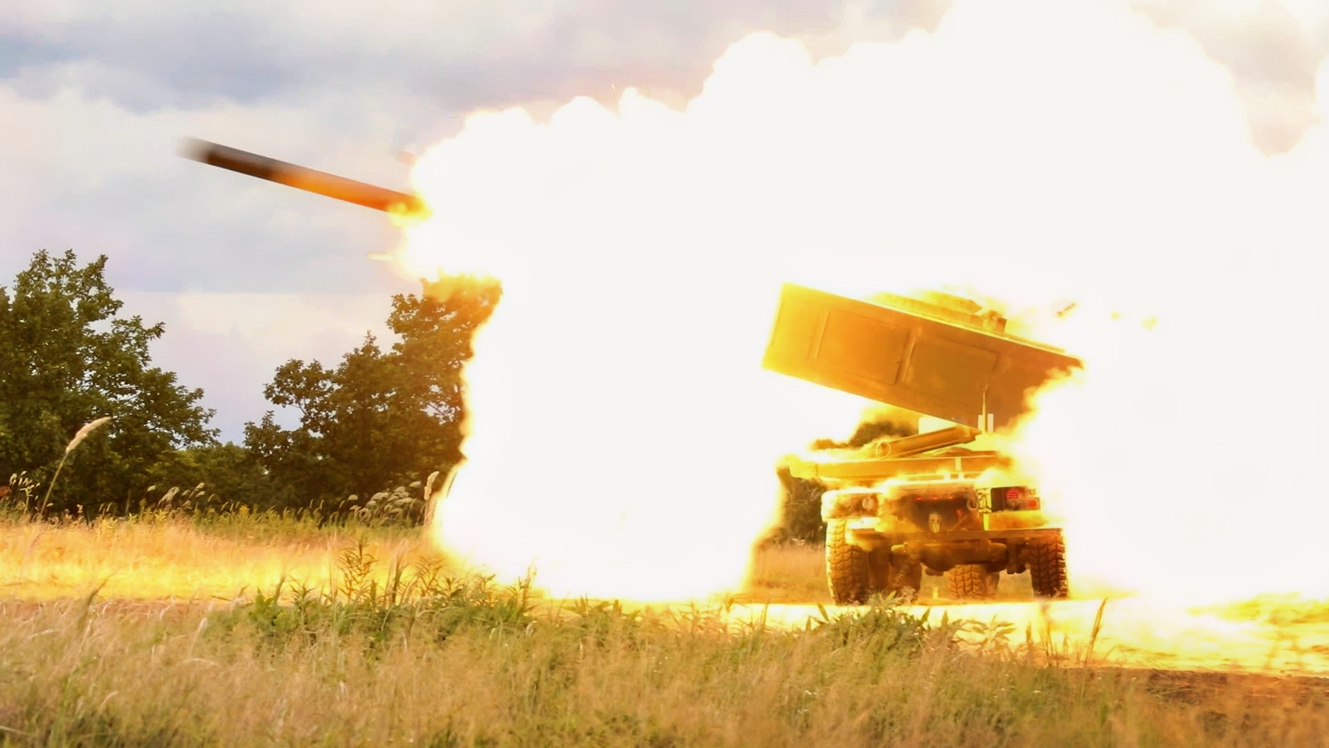 A High Mobility Artillery Rocket System (HIMARS) with the 1st Battalion, 181st Field Artillery Regiment fires toward a designated target at Yausubetsu Training Area, Hokkaido, Japan on Sept. 20, 2023. U.S. Army soldiers and Japan Ground Self-Defense Force (JGSDF) members participated in showcasing their artillery prowess in front of VIPs and dignitaries. (Photo by U.S. Army National Guard Staff Sgt. Ryan S. Gay)