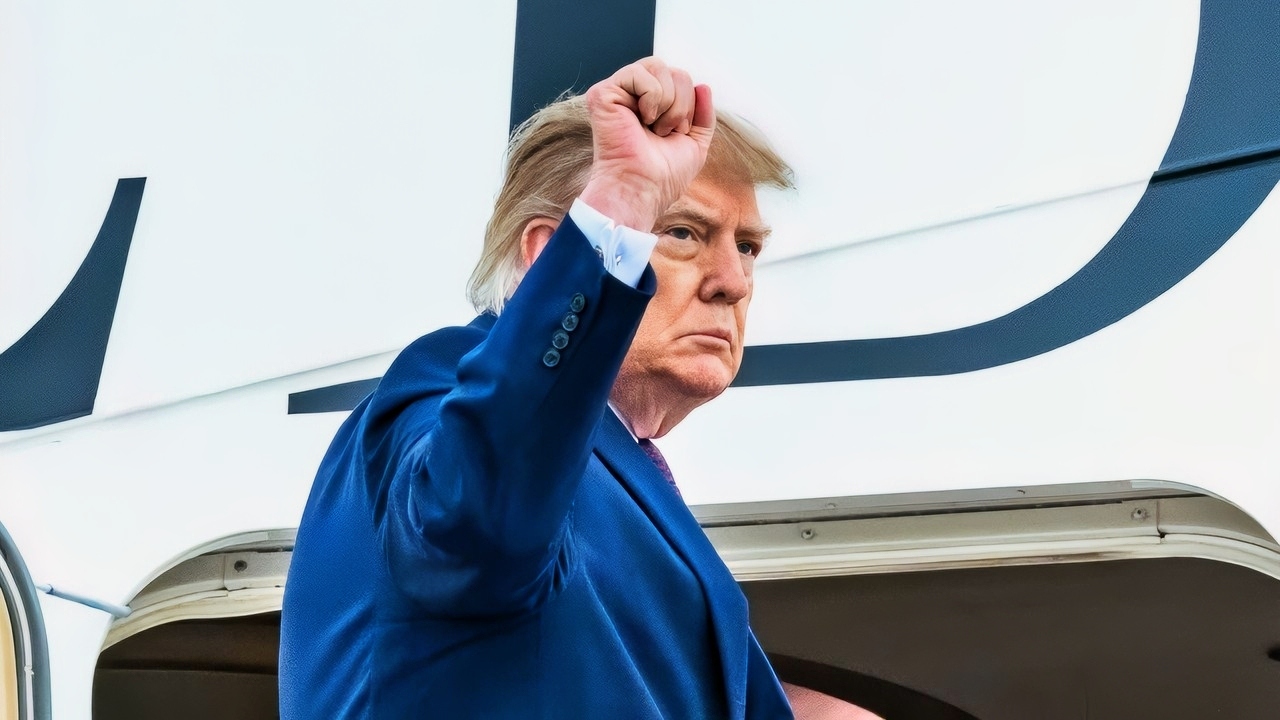 President Donald J. Trump boards Air Force One at Joint Base Andrews, Maryland on Wednesday, October 28, 2026, for a campaign trip to Chillicothe, Ohio. (Official White House Photo by Patrick Witty)