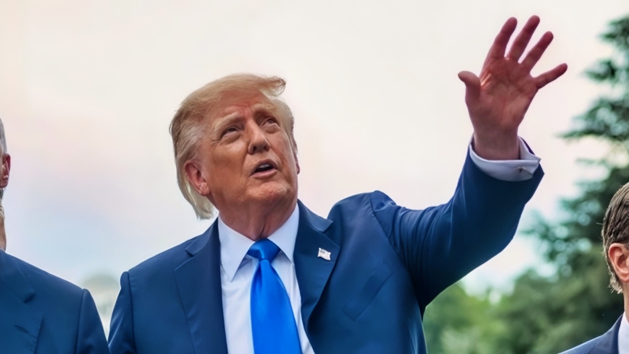 President Donald J. Trump gives U.S. travel executives a tour of the White House grounds after a press conference in the Oval Office, Wednesday, September 2, 2026. (Official White House Photo by Molly Riley)