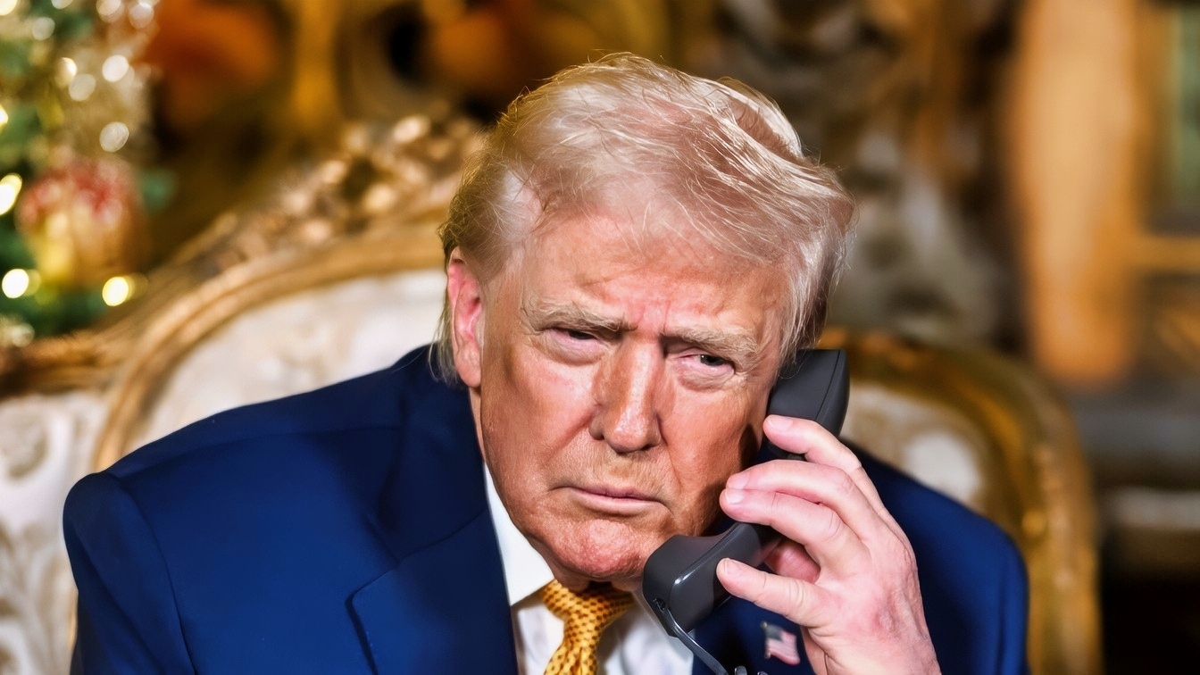 President Donald Trump and First Lady Melania Trump make NORAD Santa tracker calls from Mar-a-Lago in Palm Beach, Florida, Wednesday, December 24, 2025. (Official White House Photo by Daniel Torok)
